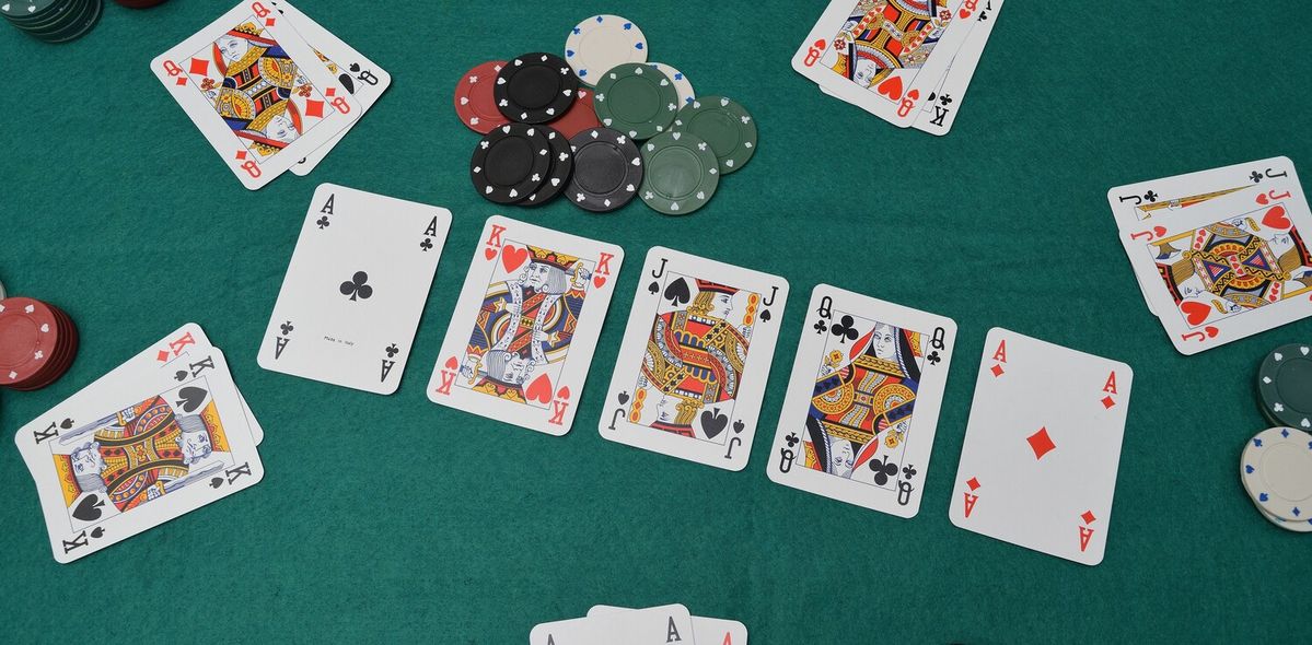 Lucky Win کیسینو میں پوکر گیمز